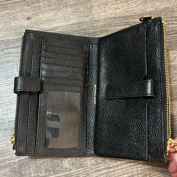 Michael Kors Jet Set Travel Smartphone Wallet - Picture 2 of 6